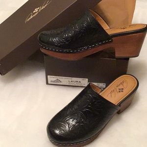 Patricia Nash tooled leather Laura clogs size 7